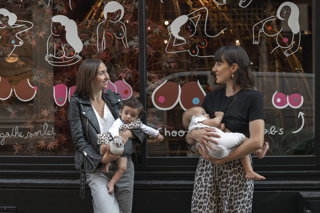 Deux mamans devant la vitrine du restaurant Ganache illustré par Agathe Sorlet à Bordeaux