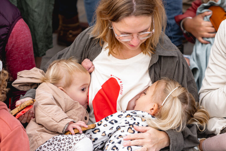 Maman qui allaite ses deux filles lors de #jaifaimjemange2024 à Bordeaux