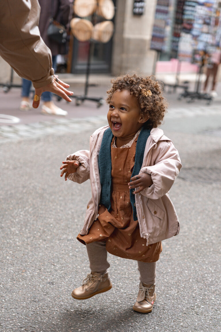 Petite fille qui court après sa maman en riant qui lui tend la main pendant #jaifaimjemange 2024 à Bordeaux