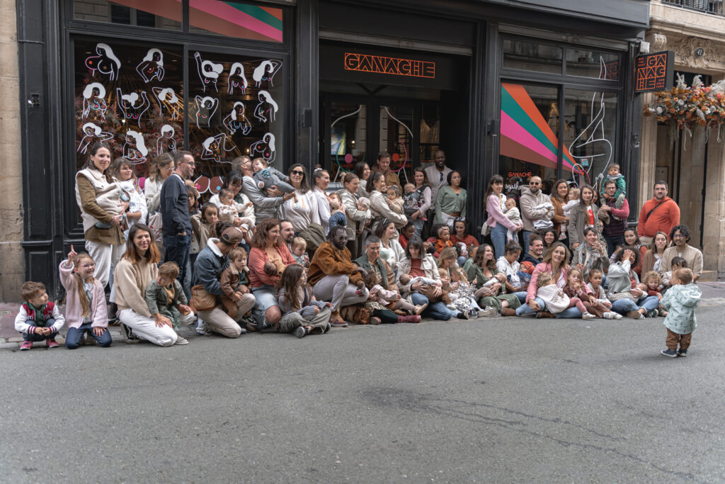 Familles devant la vitrine de seins d'Agathe Sorlet du restaurant ganache à Bordeaux lors de #jaifaimjemange 2024