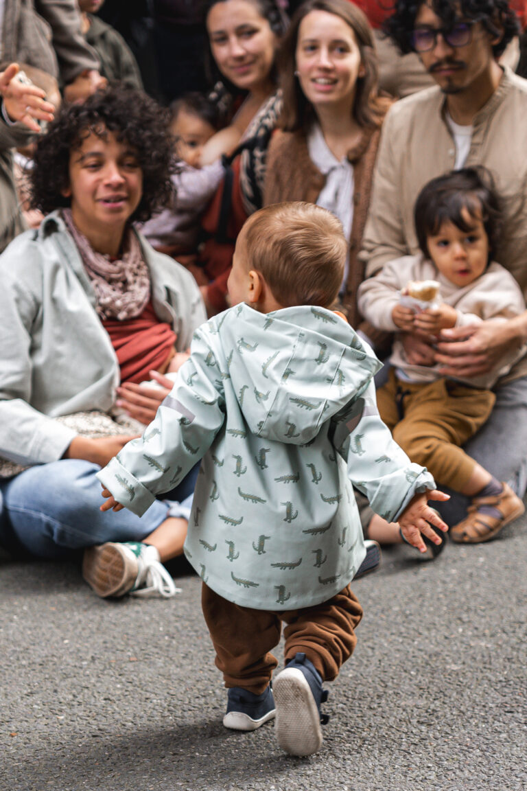 Petit garçon qui marche vers les familles pendant #jaifaimjemange 2024 à Bordeaux
