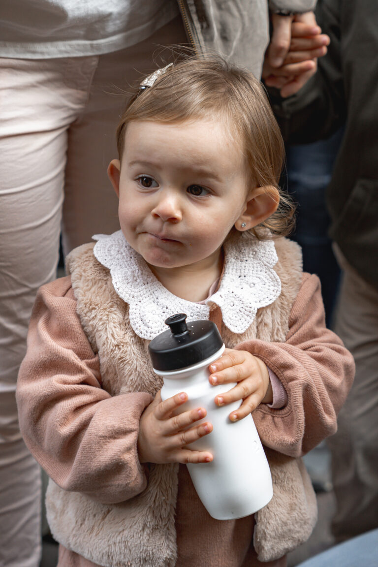 Petite fille qui tient une gourde en réfléchissant pendant #jaifaimjemange 2024 à Bordeaux