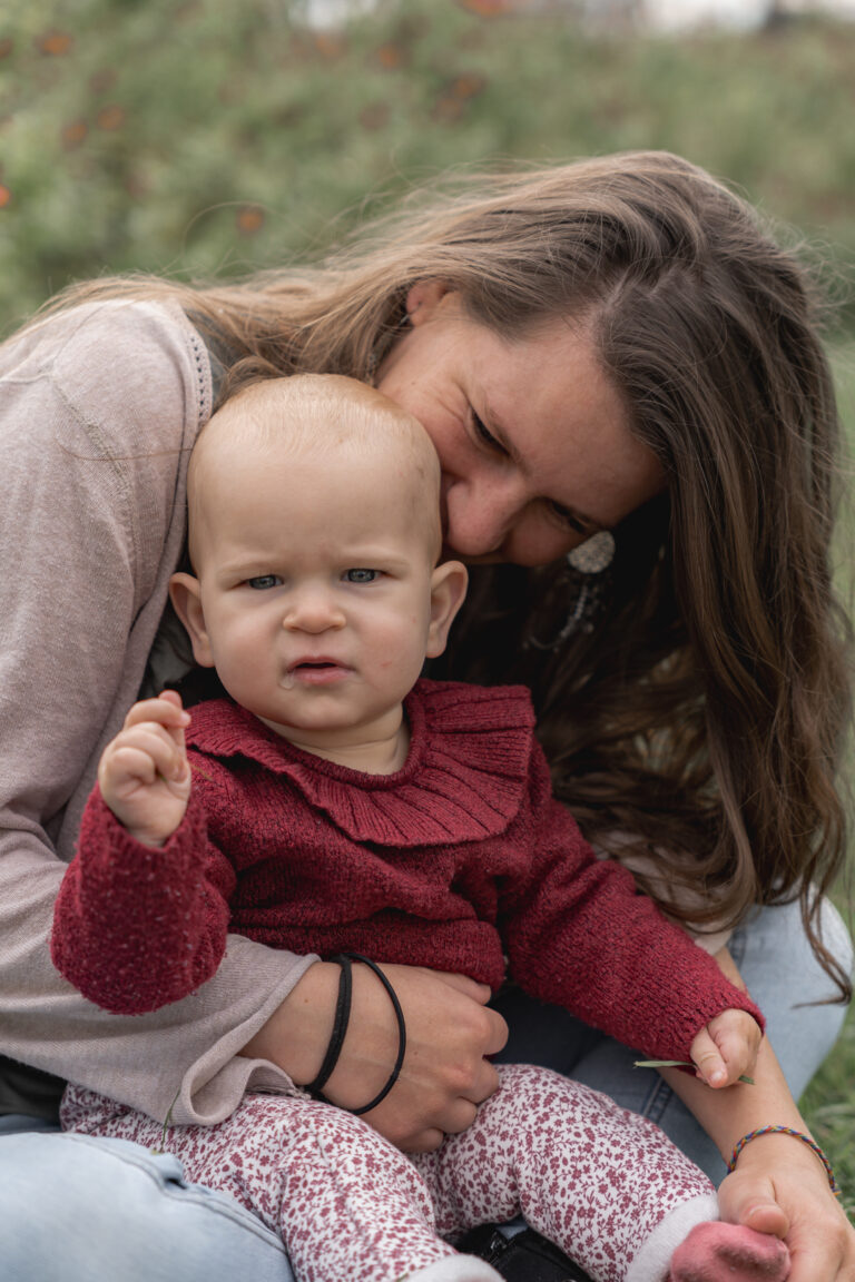 Maman qui embrasse la tête de sa fille qui regarde l'objectif pendant #jaifaimjemange 2024 à Bordeaux