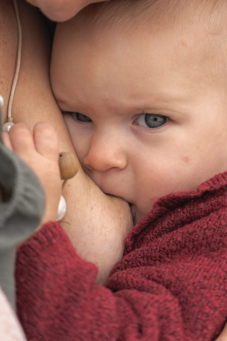 Bébé qui tète le sein de sa maman qui l'allaite en regardant l'objectif pendant #jaifaimjemange à Bordeaux