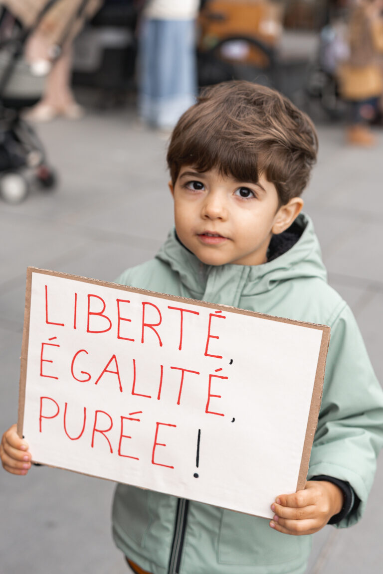 Petit garçon qui tient une pancarte lors de #jaifaimjemange 2025 devant la mairie par photographe bordeaux