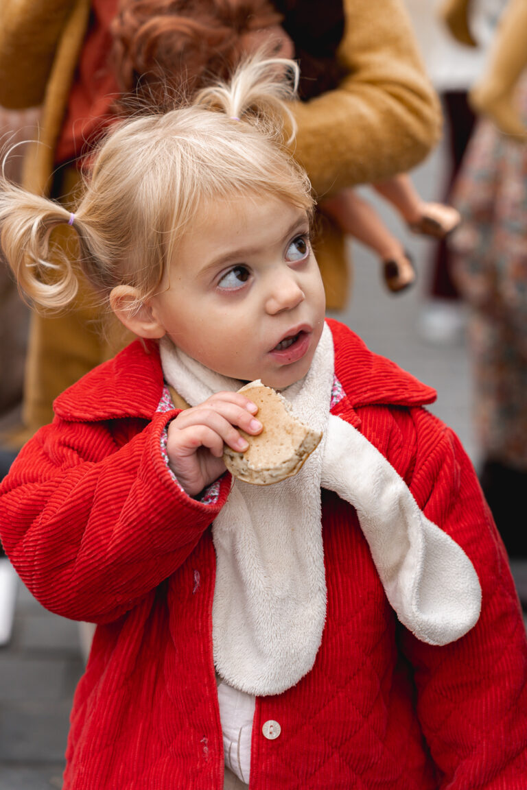 Petite fille qui mange un pancake lors de #jaifaimjemange 2025 à bordeaux à pey Berland