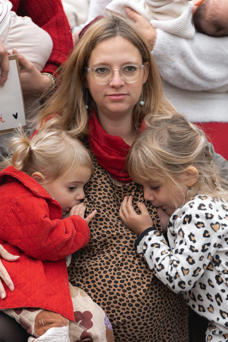 Maman qui allaite ses deux filles pendant #jaifaimjemange 2025 à Bordeaux
