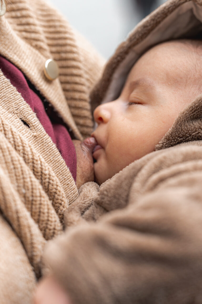 Bébé qui renifle le sein de sa mère qui l'allaite lors de #jaifaimjemange 2025 à bordeaux