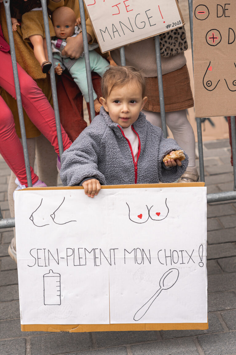 Petite fille qui tient une pancarte pour l'allaitement lors de #jaifaimjemange 2025 à Bordeaux