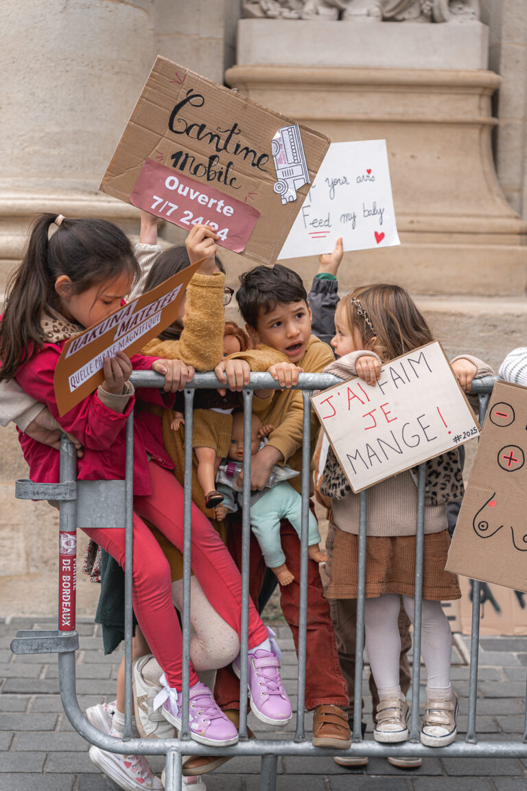 Enfants qui simulent une manifestation avec des pancartes lors de #jaifaimjemange 2025 à Bordeaux