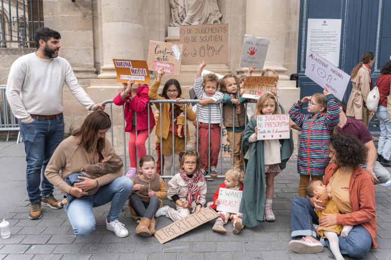 Bande d'enfants qui simulent une manifestation avec des pancartes avec deux mamans qui allaitent leurs bébés sur les côtés lors de #jaifaimjemange 2025 à Bordeaux, place Pey Berland