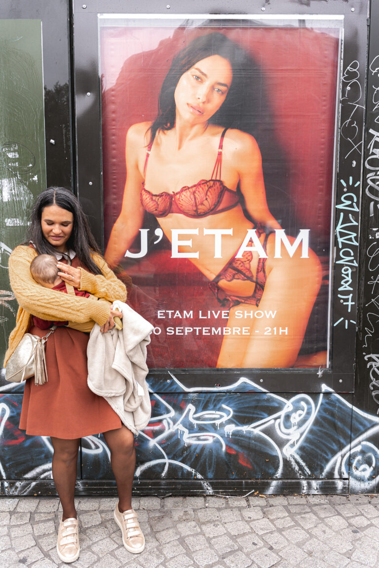 Maman qui allaite son bébé devant une affiche publicitaire Etam, place de la victoire, à Bordeaux lors de #jaifaimjemange 2025