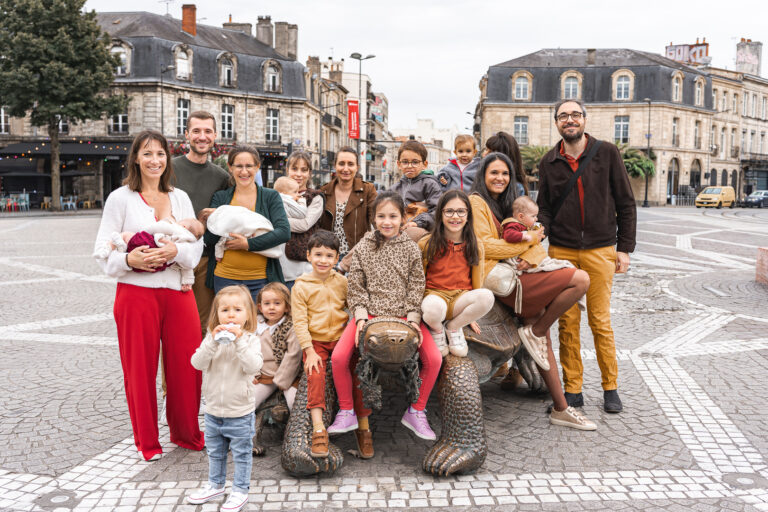 Familles regroupées sur la place de la Victoire à Bordeaux sur la maman tortue et son bébé qui mange lors de #jaifaimjemange 2025 à bordeaux