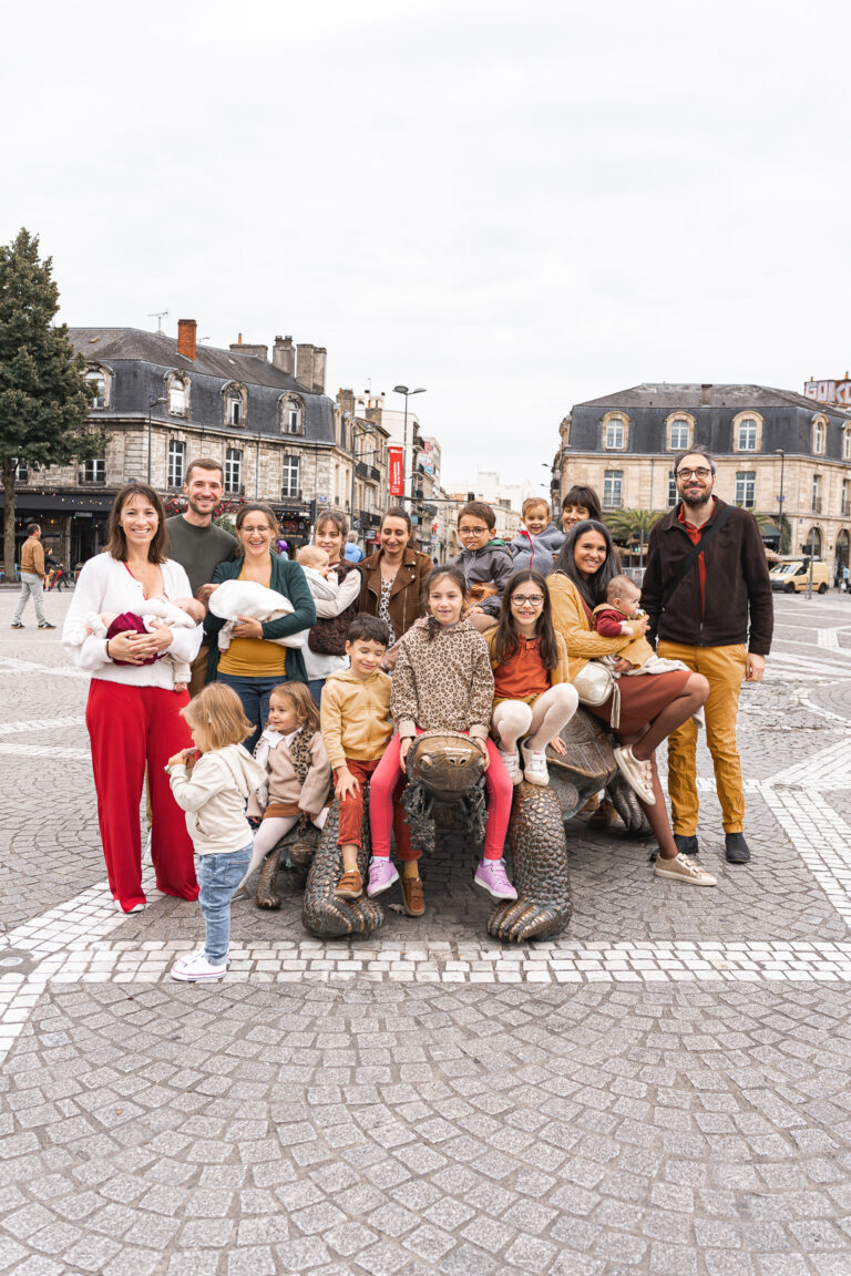 Familles regroupées sur la place de la Victoire à Bordeaux sur la maman tortue et son bébé qui mange lors de #jaifaimjemange 2025 à bordeaux