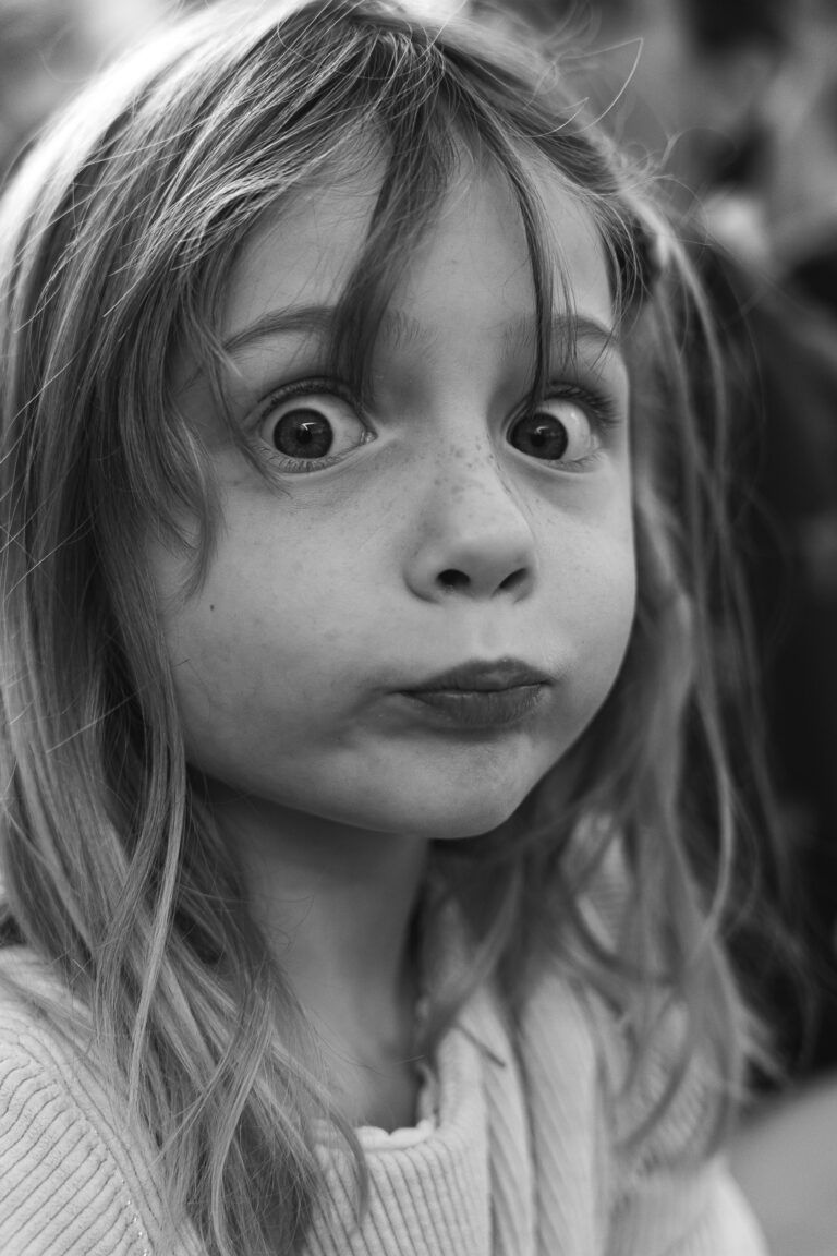 Photo en noir et blanc d'une jeune fille qui fait une grimace à l'objectif au carnaval café pendant #jaifaimjemange à Bordeaux