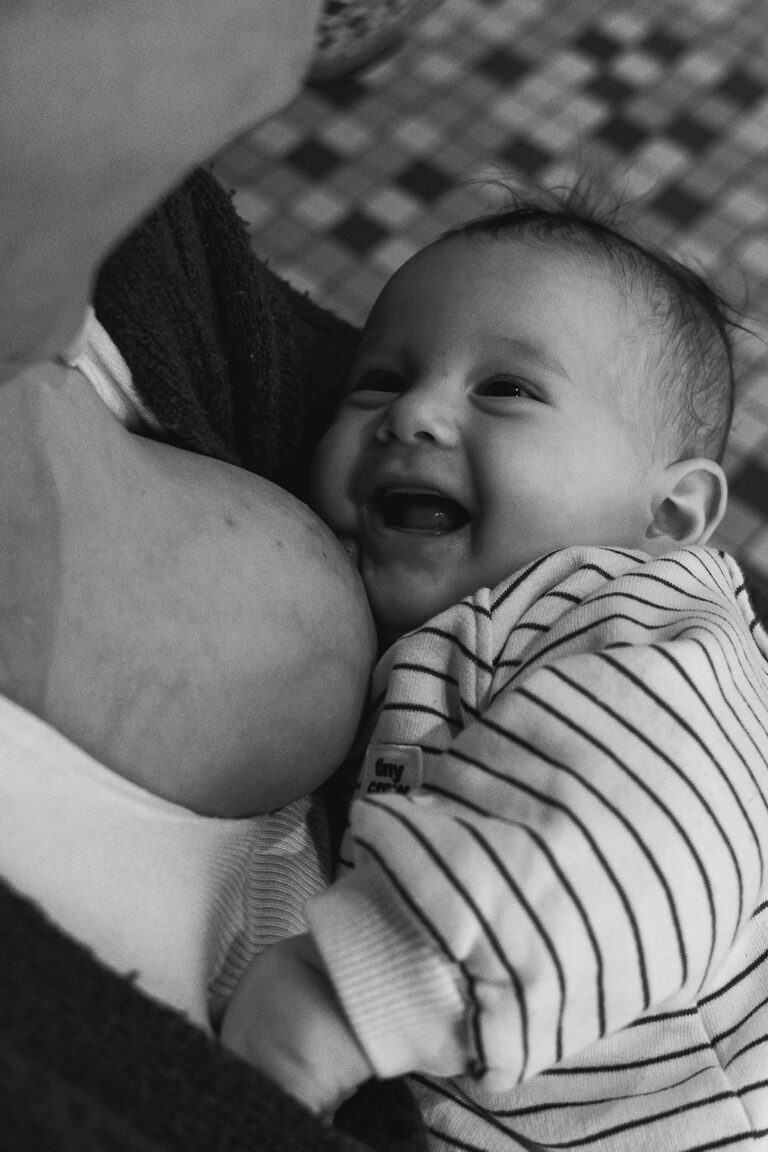 Bébé qui sourit à sa maman qui l'allaite au carnaval café à bordeaux lors de #jaifaimjemange 2025