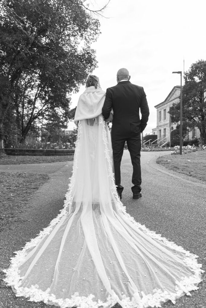 Future mariée et son père avant d'entrée à la mairie lors de leur mariage à Blanquefort