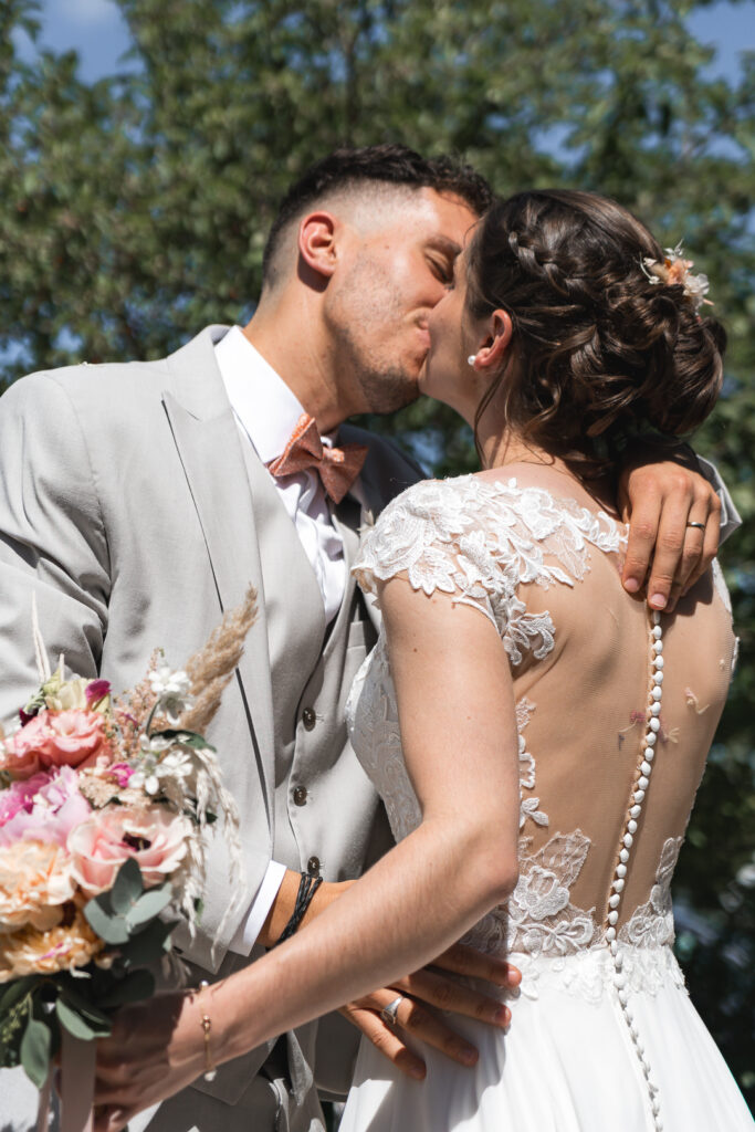 Jeunes mariés qui s'embrassent lors de la séance couple de leur reportage mariage