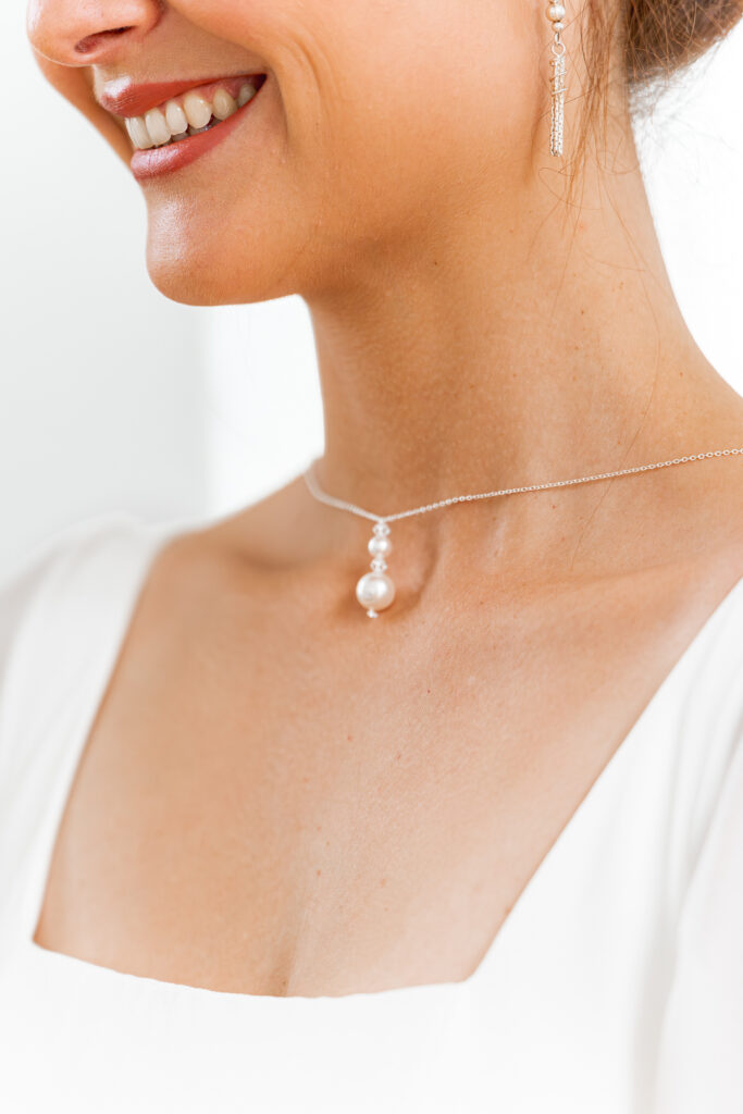 Détails du collier de la mariée lors de son mariage