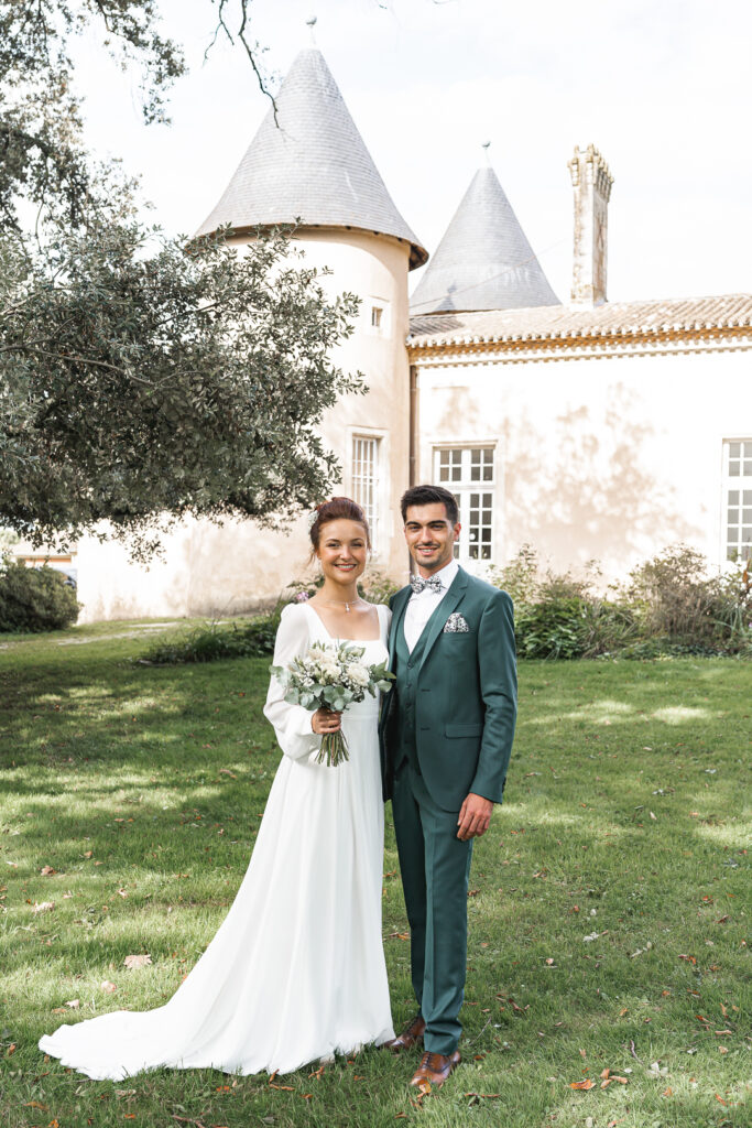 Jeunes mariés devant le château de la mairie de Parempuyre lors de leur mariage