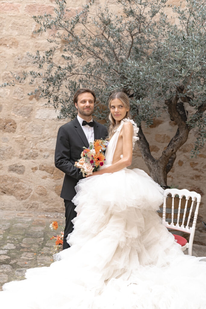 Couple de mariés lors de leur cérémonie laïque de mariage