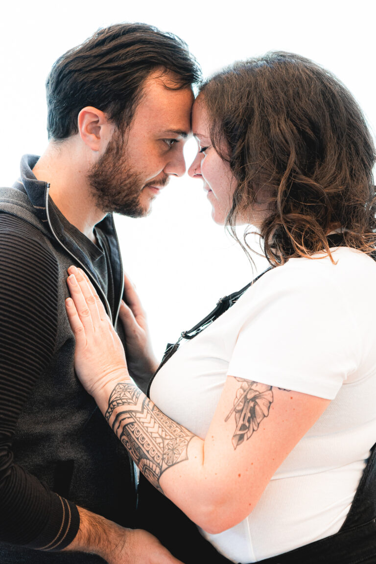 Couple front contre front lors d'un shooting photo couple à mon home studio sur Bordeaux