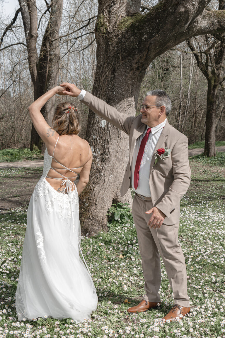 Mariés qui dansent lors de la séance photo de couple de leur mariage civile à Blanquefort