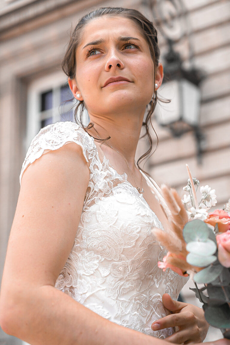 Portrait de la mariée en contre-plongée lors de son mariage à Nantes