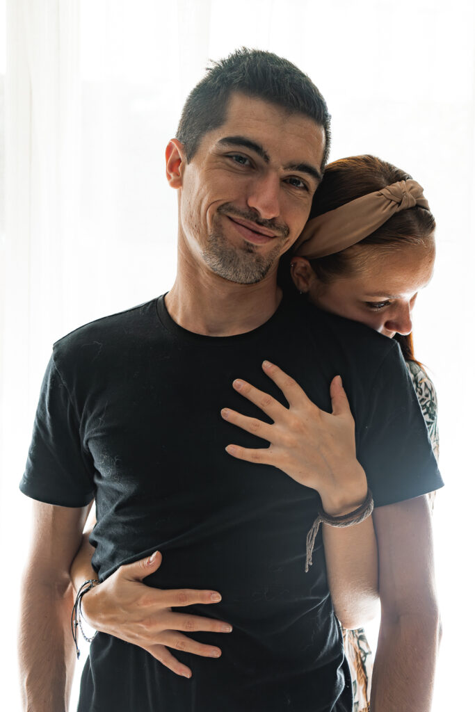 Couple enlacés lors d'une séance couple au home studio