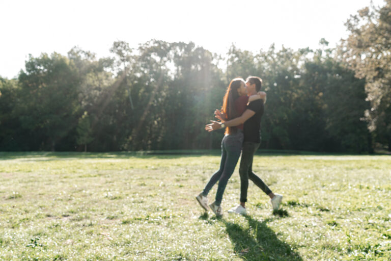 Jeune femme qui saute dans les bras de son copain lors d'un shooting photo couple en extérieur au Parc Majolan de Blanquefort