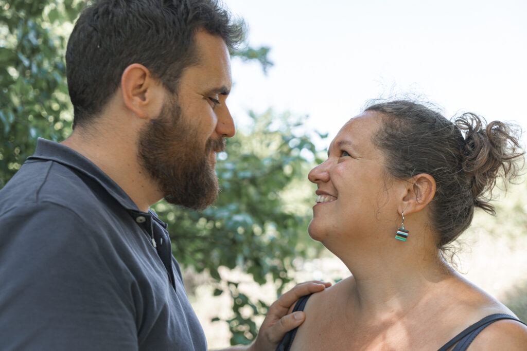 Couple se regardant yeux dans les yeux en souriant lors de leur séance couple
