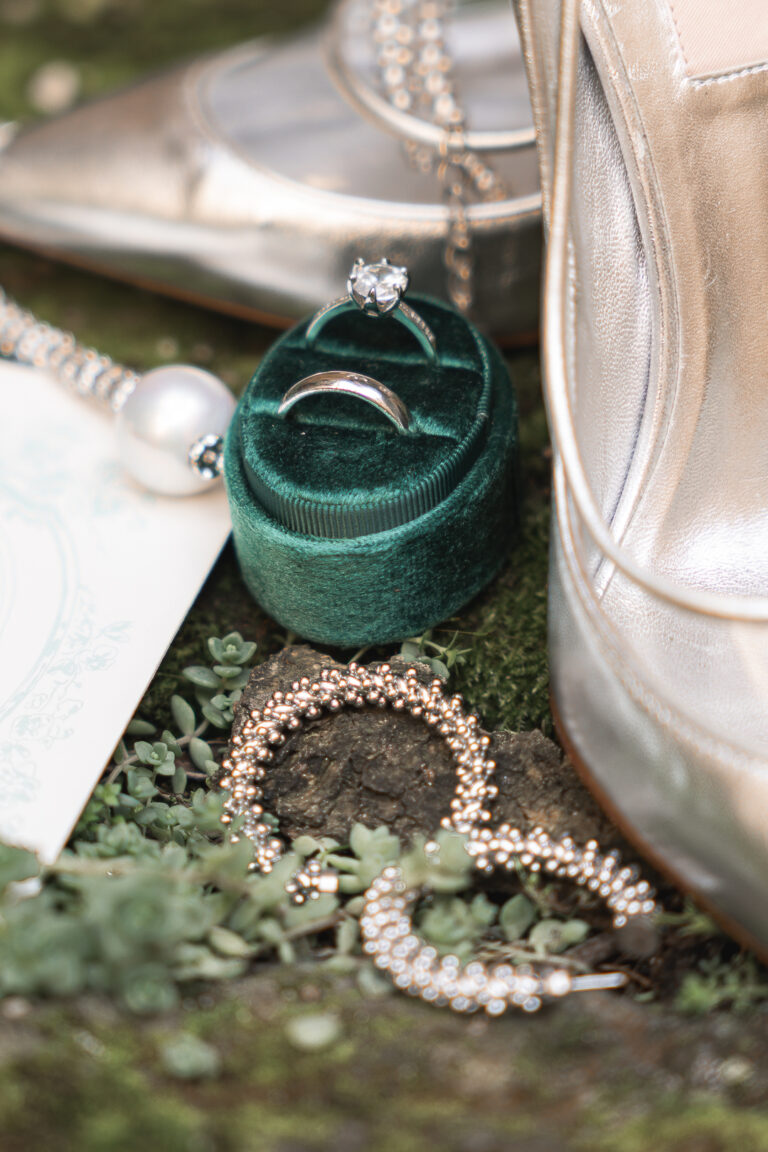 Détails des accessoires de la mariée pour un flatlay de mariage au chateau