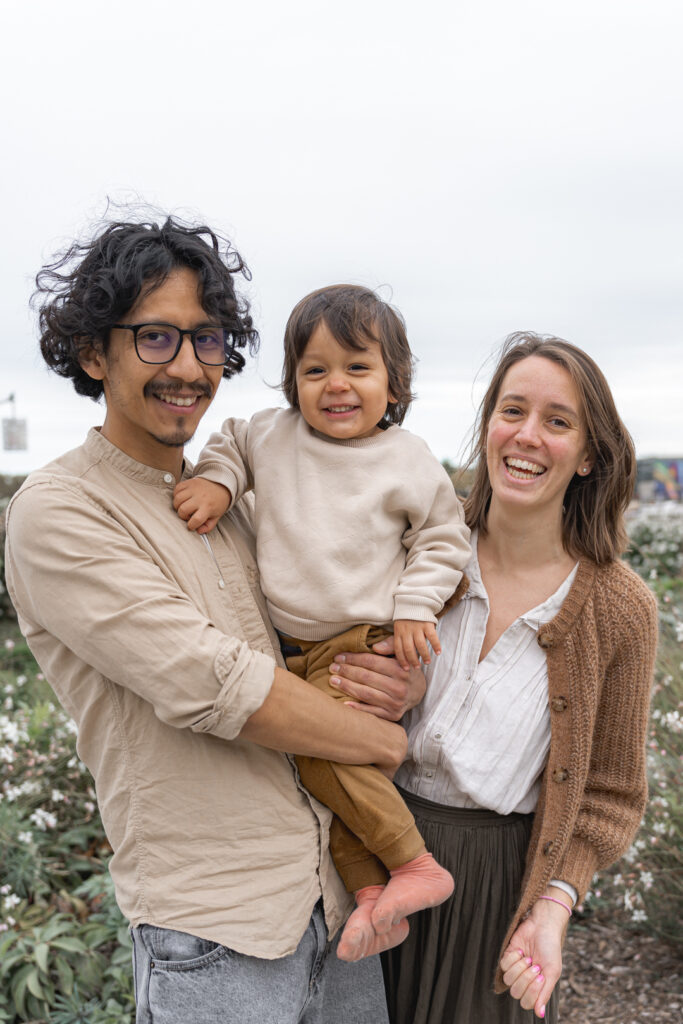 Parents avec leur enfant lors d'une séance famille lifestyle en extérieur sur les quais de Bordeaux