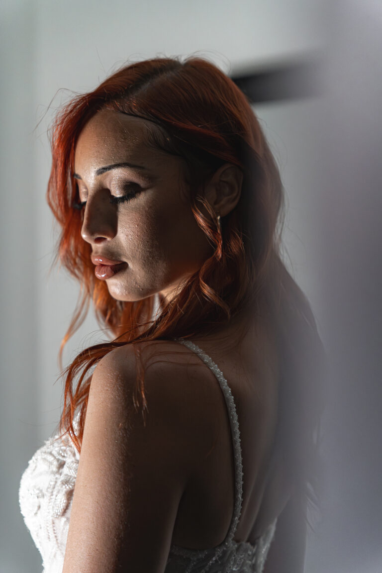 Portrait de la mariée lors de ses préparatifs pour son mariage à Bègles