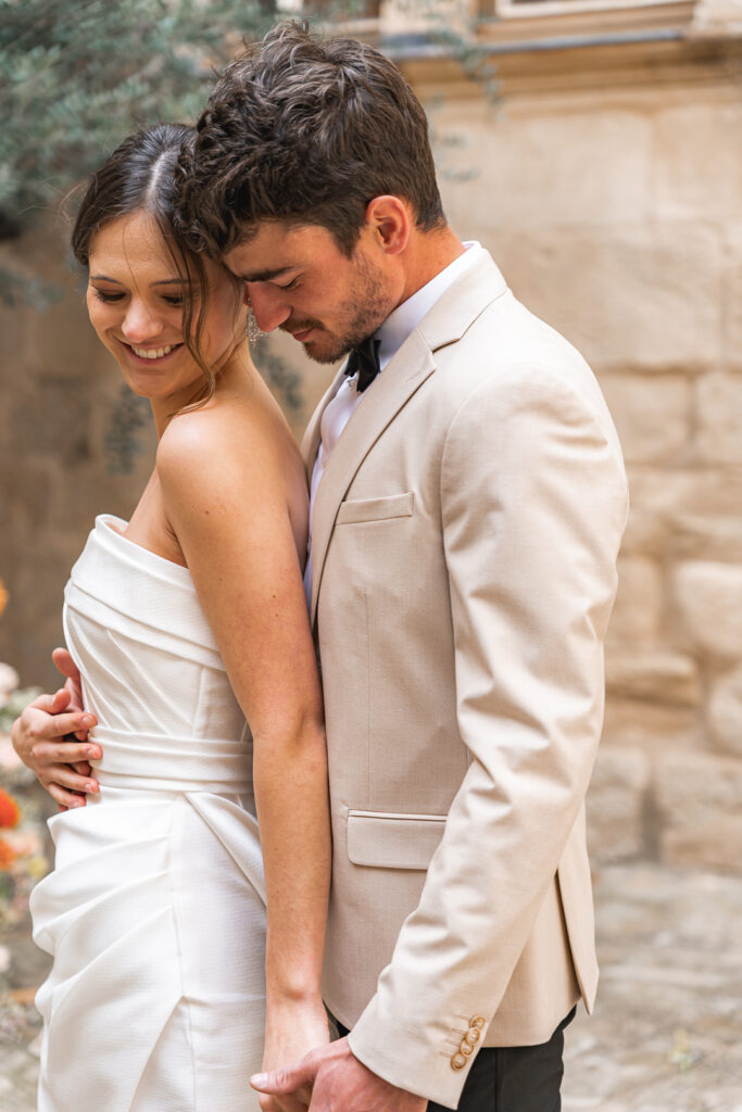 Futurs mariés enlacés lors de la séance couple de leur mariage