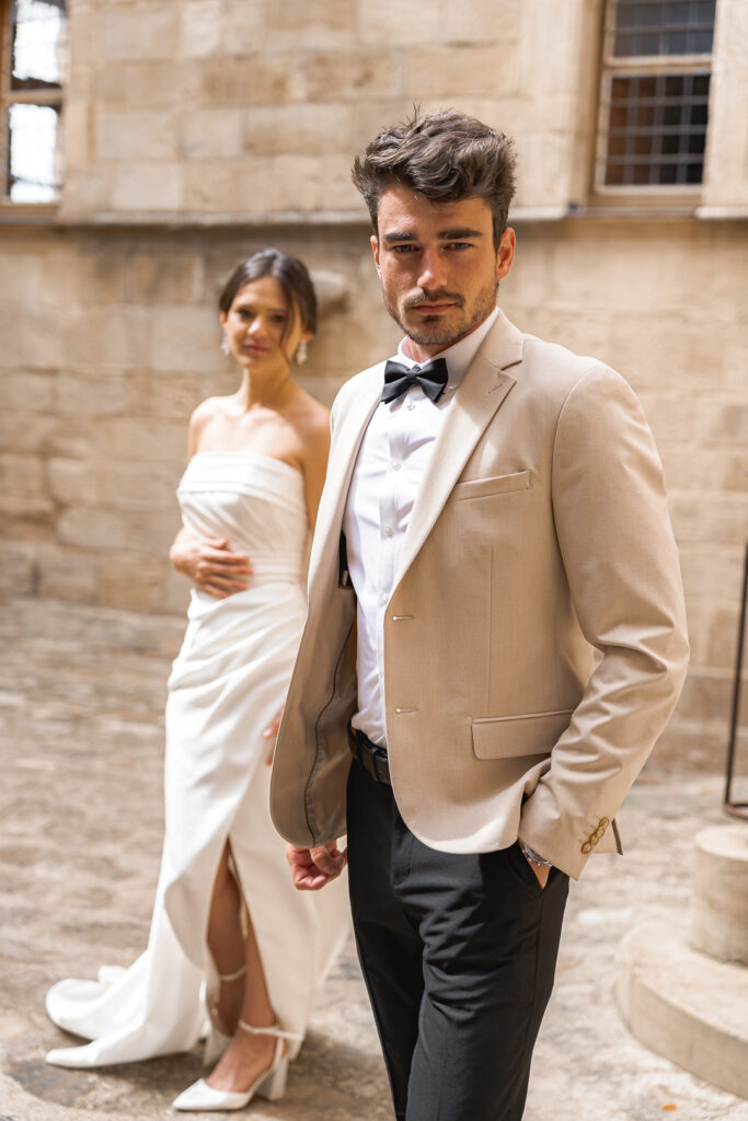Futurs mariés lors de la séance couple de leur mariage dont le marié a un air protecteur