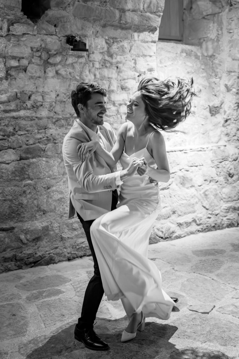 Mariés qui dansent lors de la première danse de leur mariage au chateau à Bordeaux