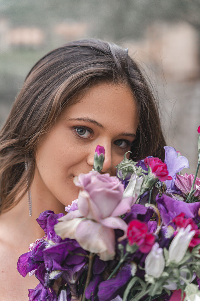 Portrait d'une jeune mariée avec son bouquet lors de son mariage