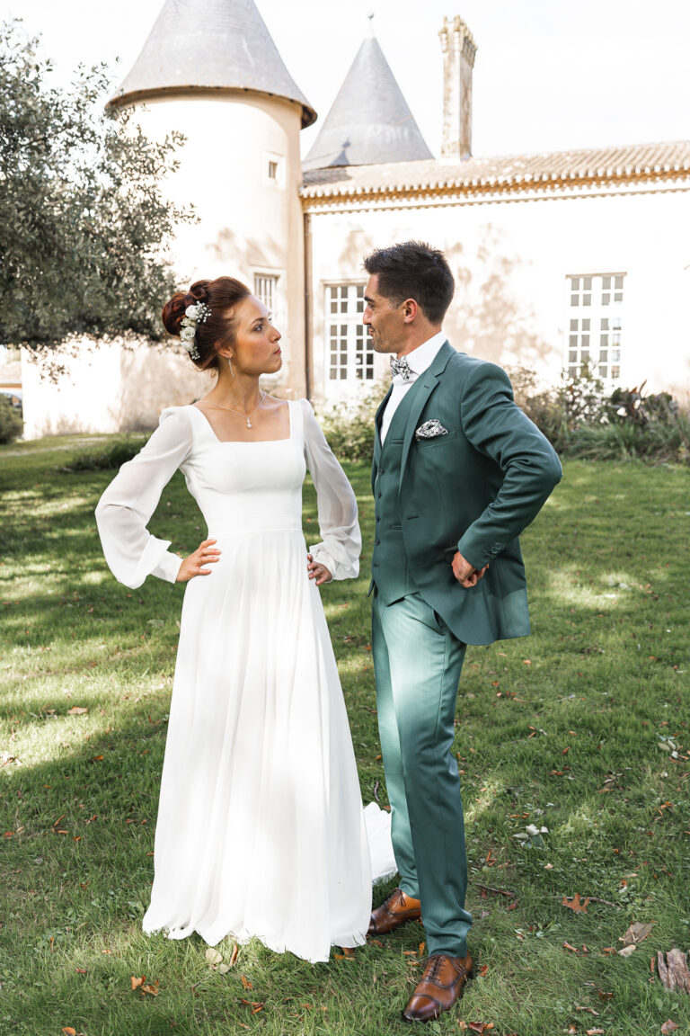 Mariés qui posent de manière humoristique lors de la séance photo de couple de leur mariage laïque à Eysines