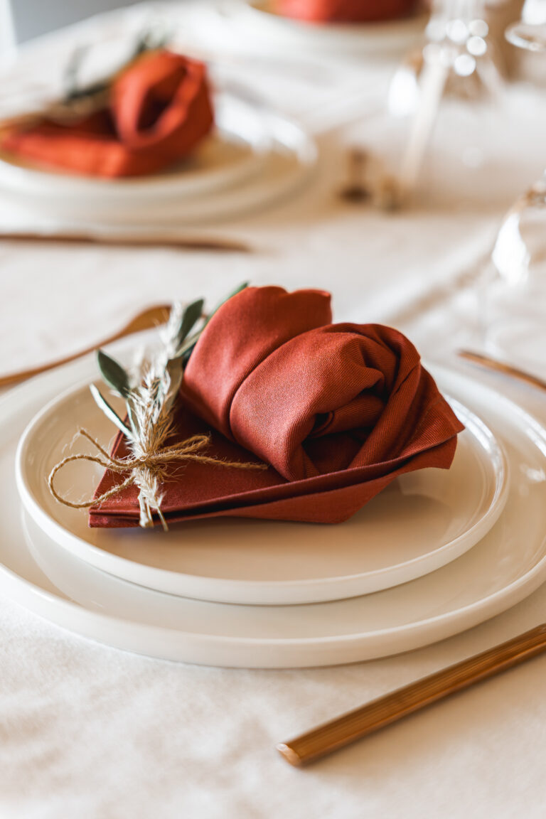 Détails d'une serviette et sa décoration sur la table d'un mariage au domaine à Bordeaux