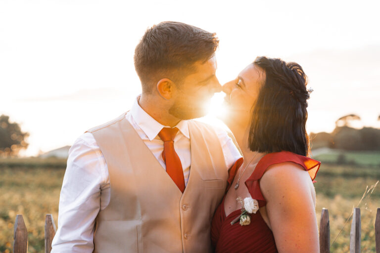 Couple qui s'embrasse au coucher du soleil lors d'une séance photo couple en extérieur à Bordeaux