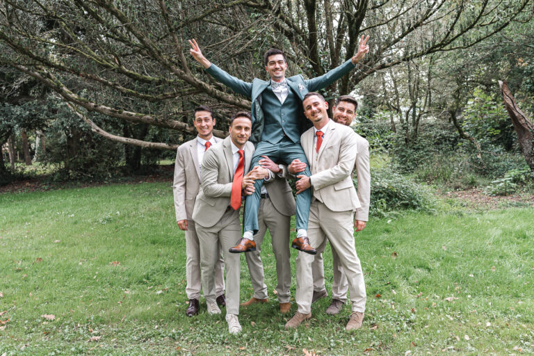 Photo de groupe du marié porté par ses témoins lors de son mariage à Eysines