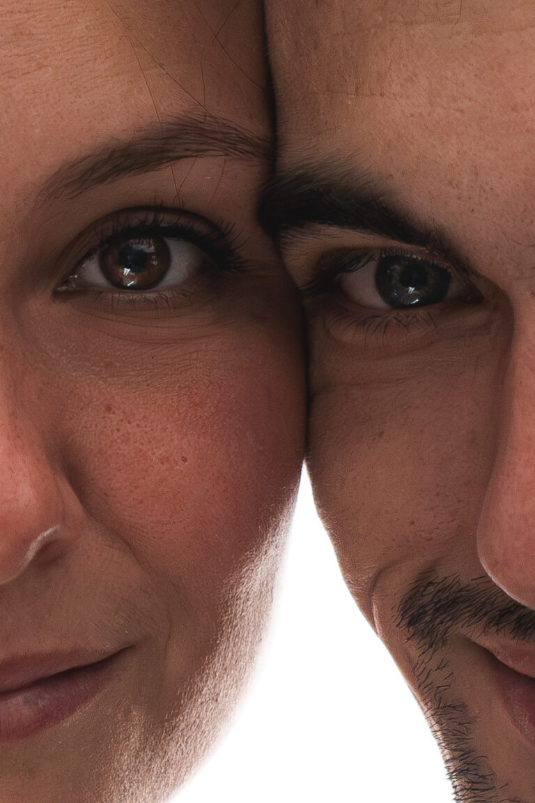 Couple joue contre joue lors d'un shooting couple en studio à Bordeaux