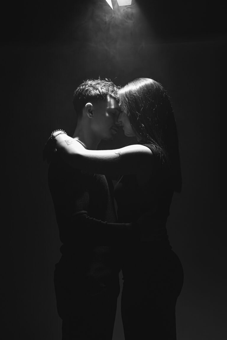 Couple front contre front lors d'une séance photo couple en home studio à Bordeaux