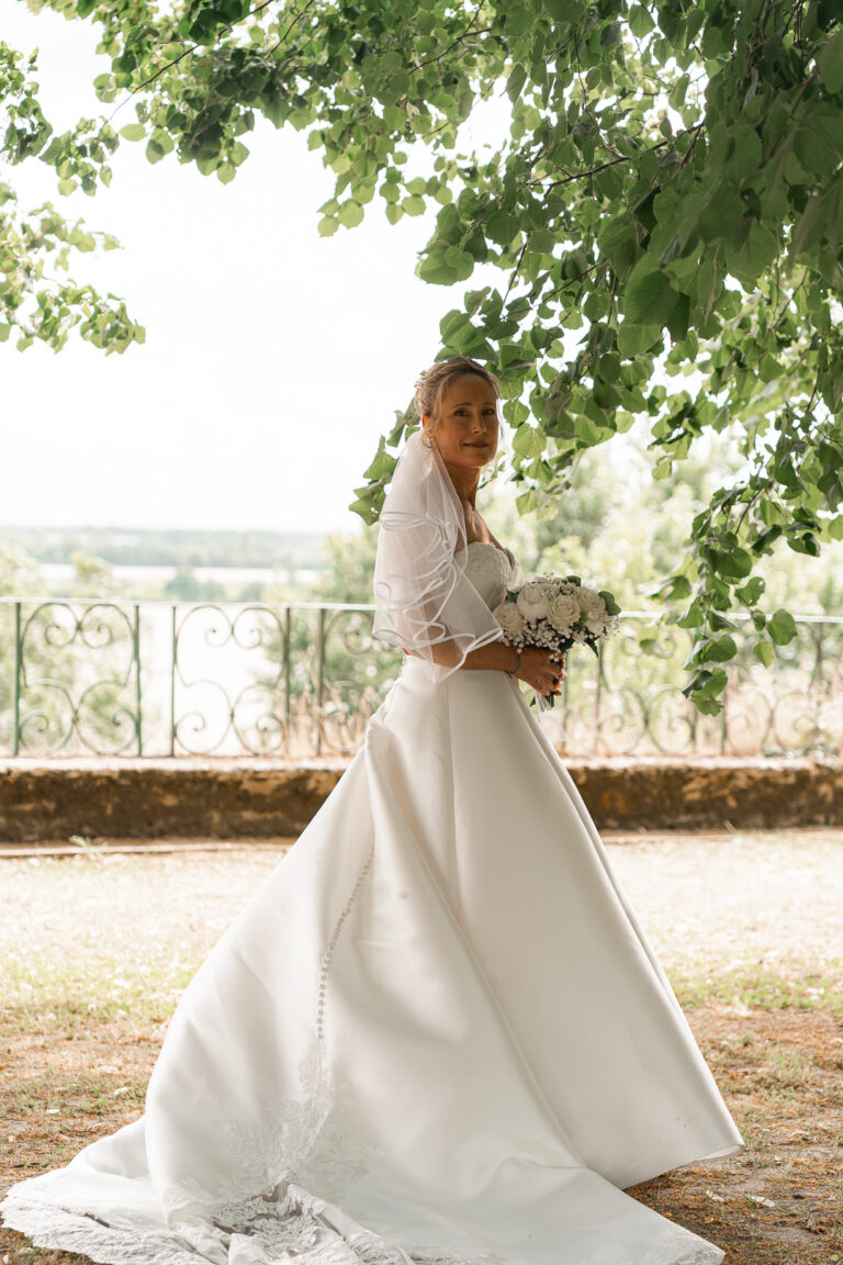 Portrait de la mariée dans sa robe de mariée lors de la séance photo couple de son mariage à Plassac