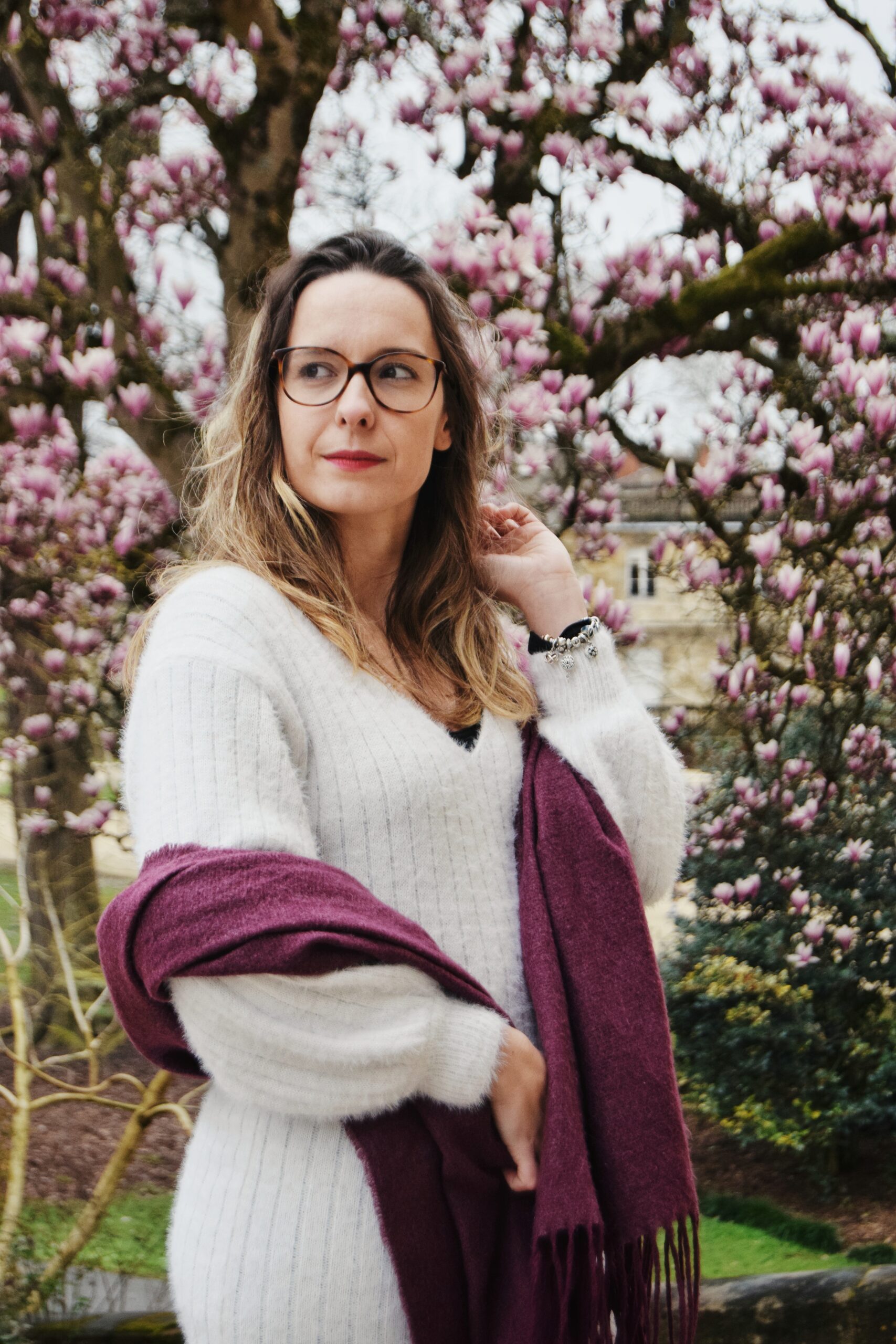 Portrait d'une photographe devant un magnolia en fleur au jardin public de Bordeaux