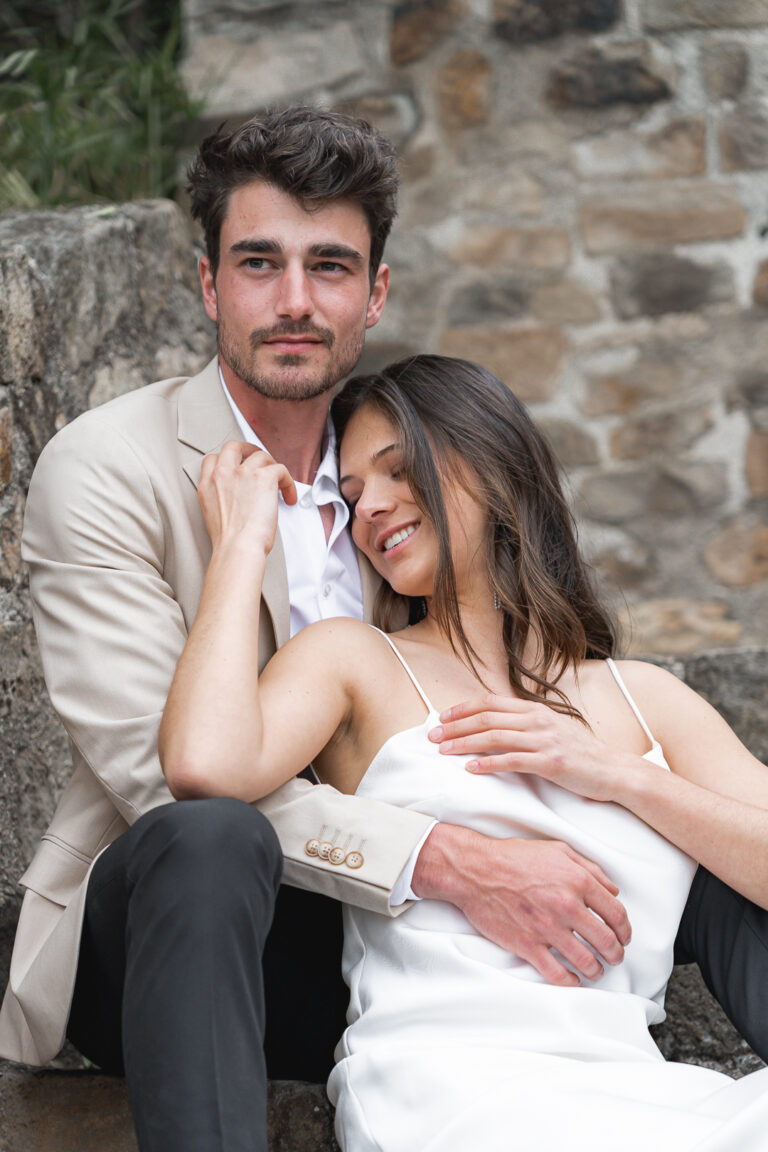 Photo de couple qui s'enlace sur des escaliers lors d'une séance photo en couple avec une photographe professionnelle