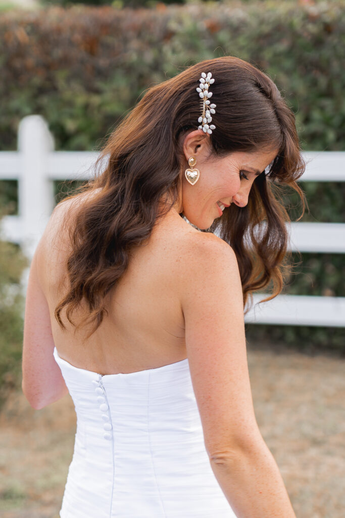 Mariée qui montre sa robe à son mari lors du premier regard de son mariage civile à Salleboeuf