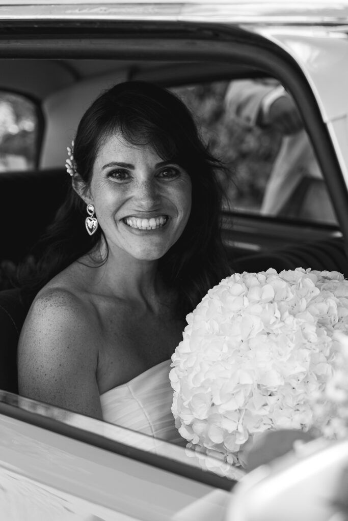 Arrivée de la mariée en voiture à la mairie pour son mariage civil à Salleboeuf