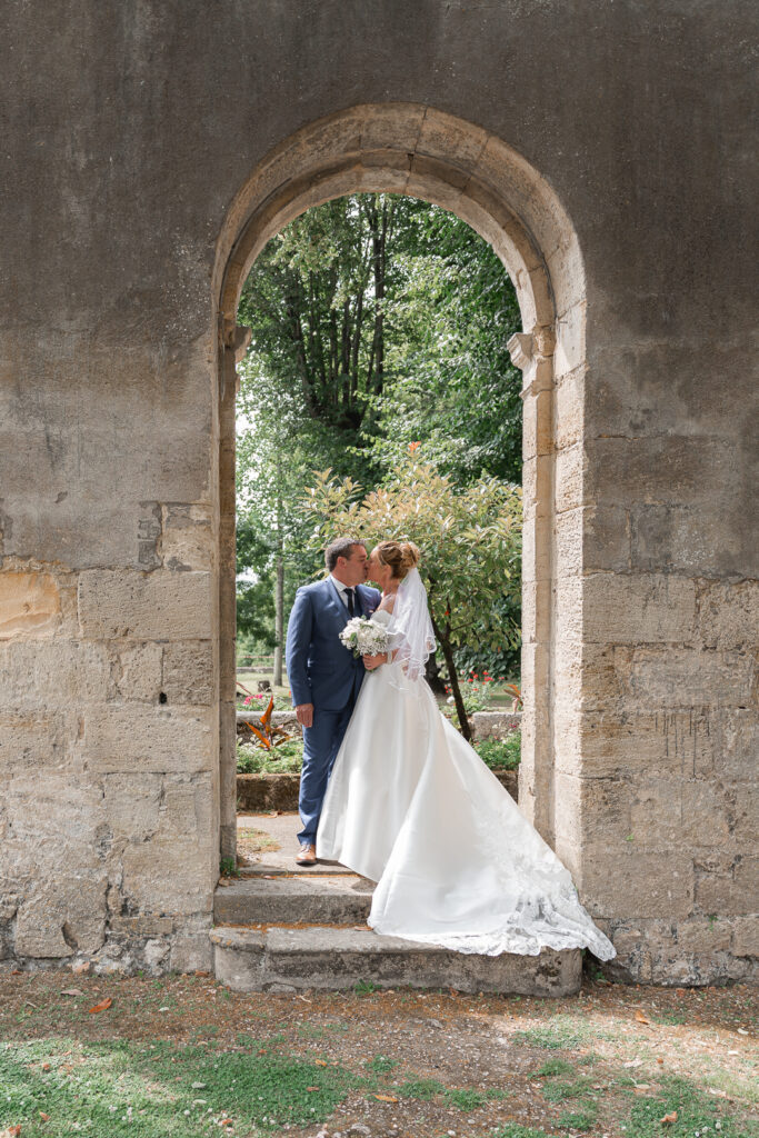 Mariés qui s'embrassent au Musée de la citadelle de Bourg sur Gironde lors de la séance couple de leur mariage civile